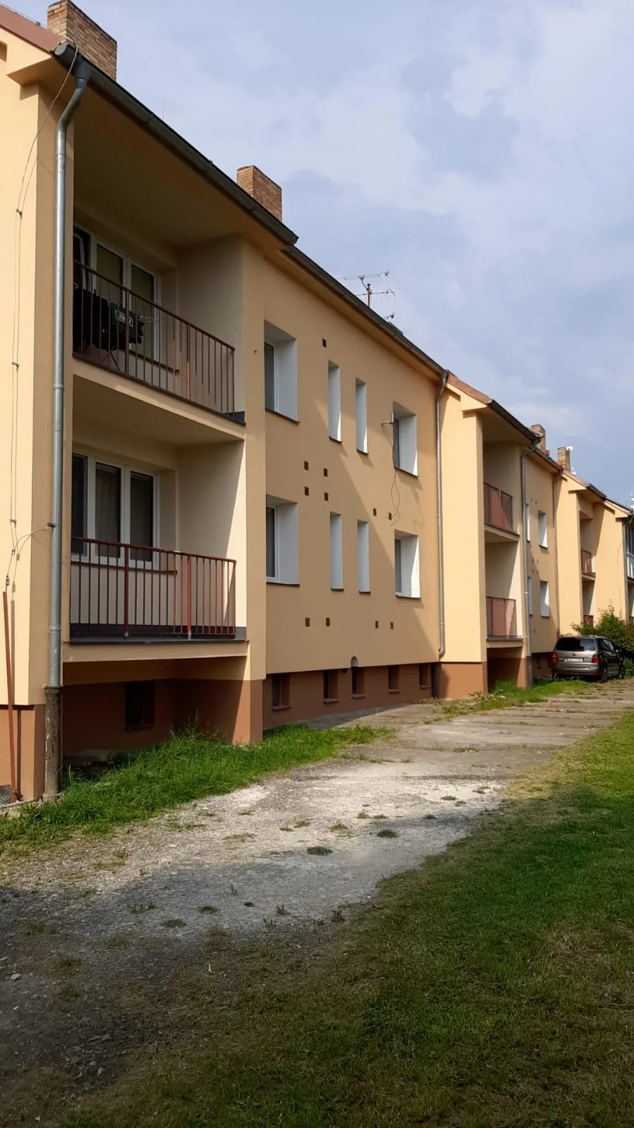 Bytový dům v Uhlířských Janovicích po renovaci
