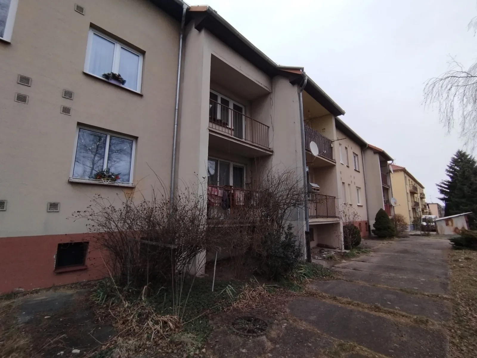 Bytový dům v Uhlířských Janovicích před renovací
