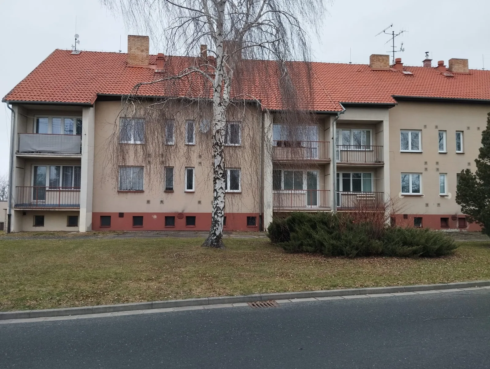 Bytový dům v Uhlířských Janovicích před renovací